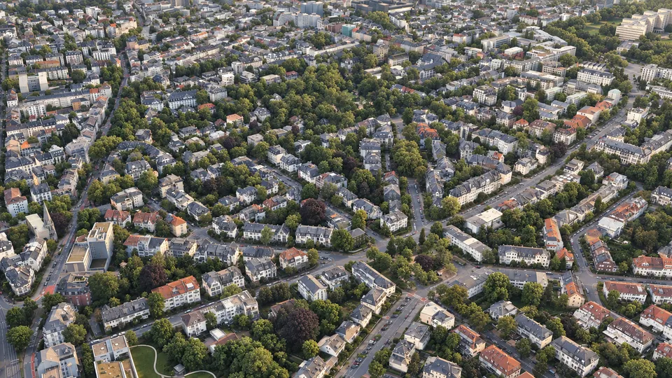 Holzhausenviertel Frankfurt: Geschichte, Altbauten und Wohnen am Park