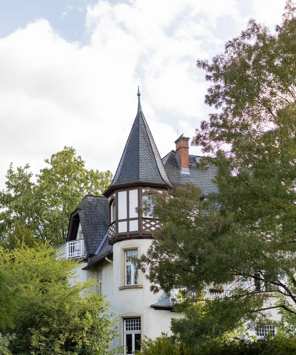 Historische Villa zwischen altem Baumbestand in Kronberg