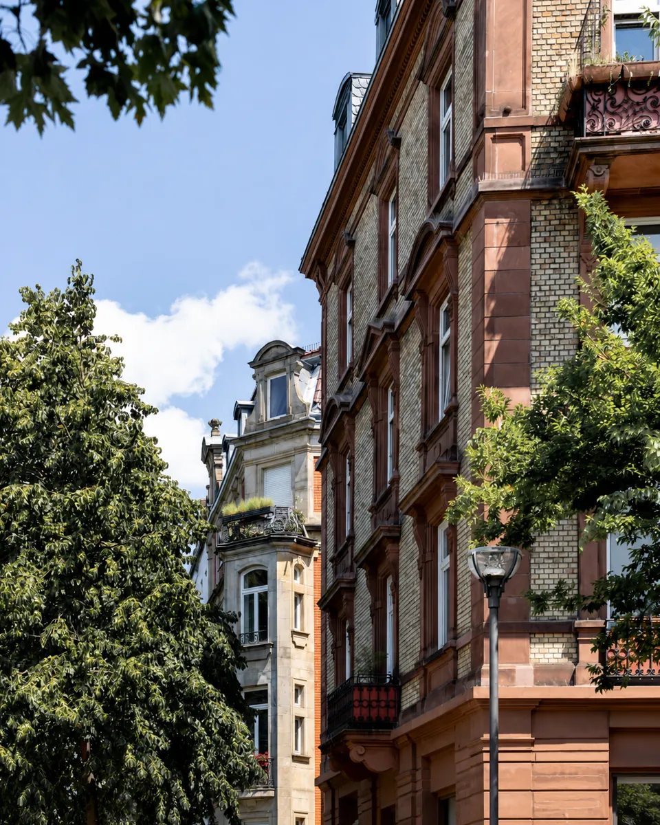 Historische Wohnhäuser und Baumbestand im Frankfurter Nordend