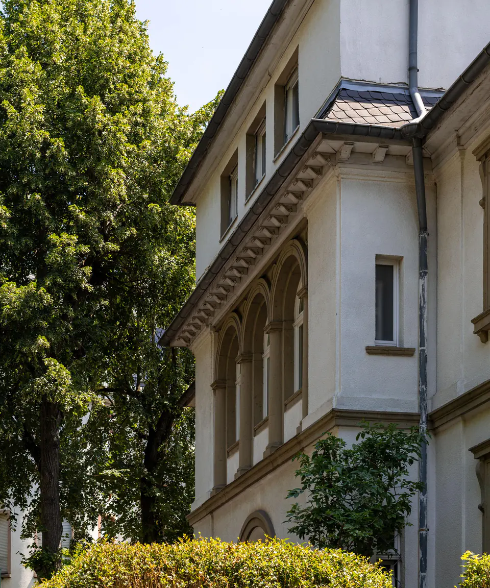 Grüne Wohnstraße mit historischer Architektur im Frankfurter Westend