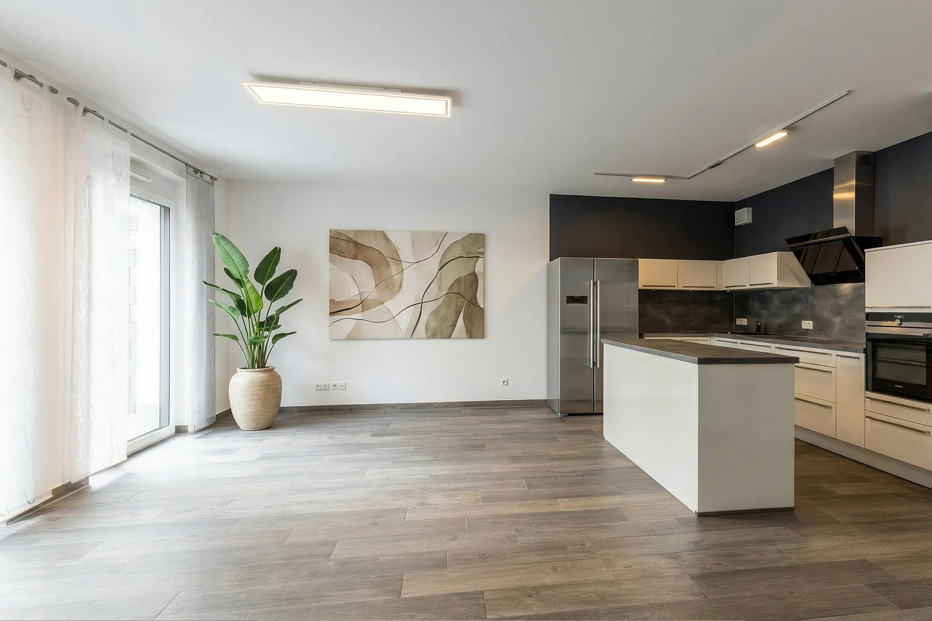 Maisonette mit Garten. Offen im Erdgeschoss, privat im Obergeschoss.