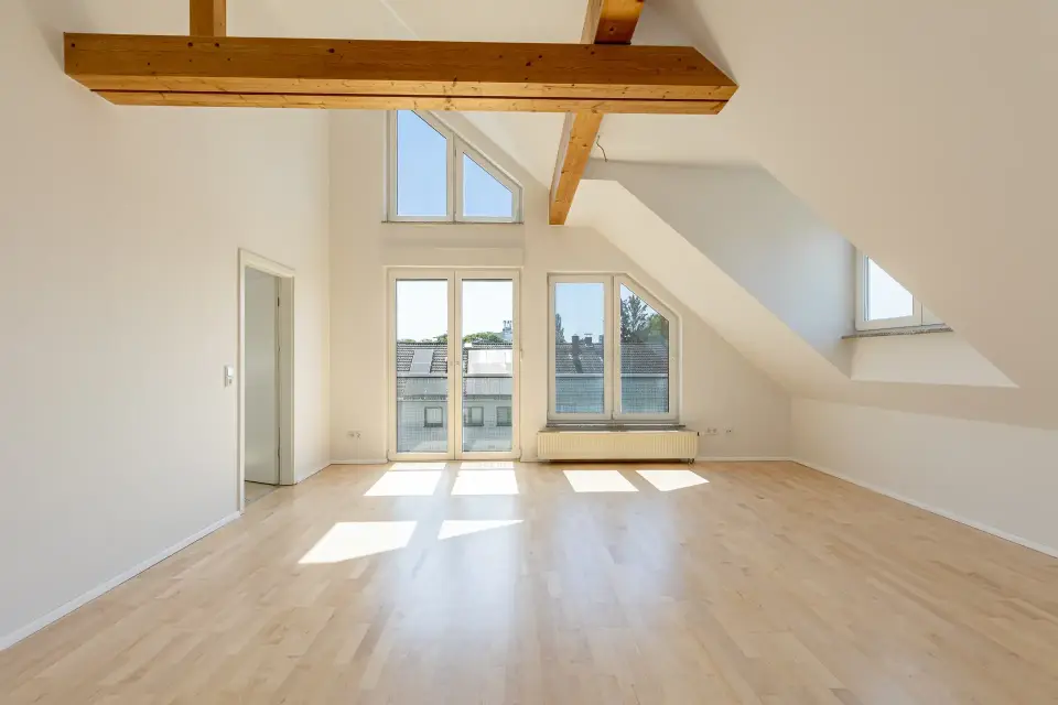 Hohe Decken, kleine WEG, neue Heizung - schöne Dachgeschosswohnung in Seckbach in Frankfurt am Main