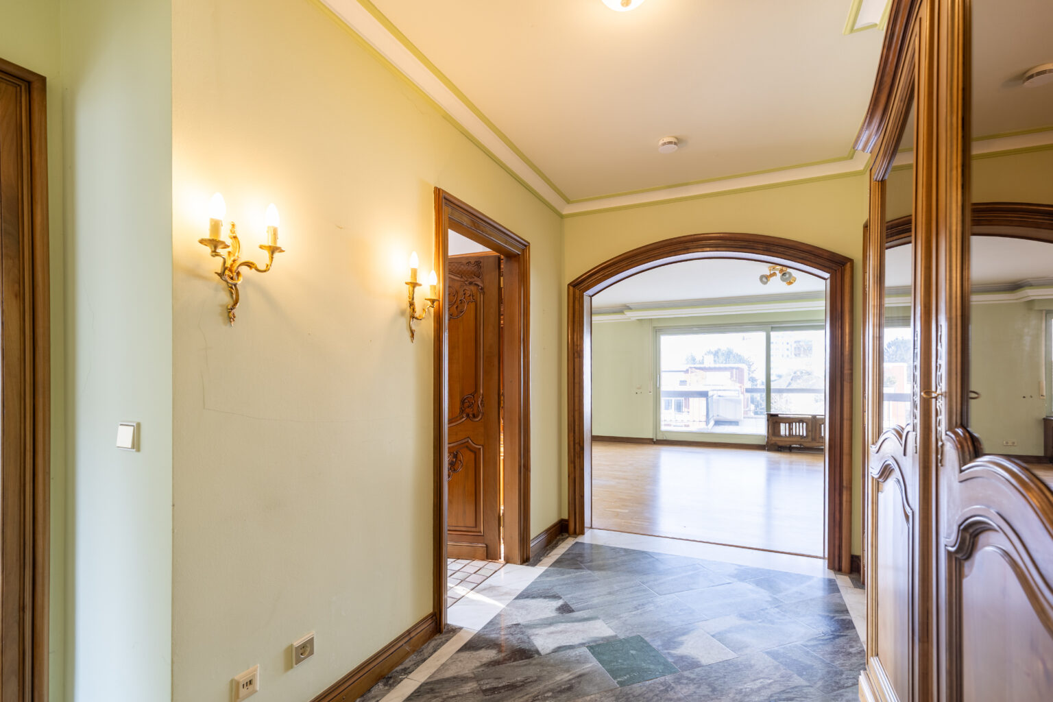 Lichtdurchflutetes Zuhause mit Panorama-Terrassen Lichtdurchflutetes Zuhause mit Panorama-Terrassen