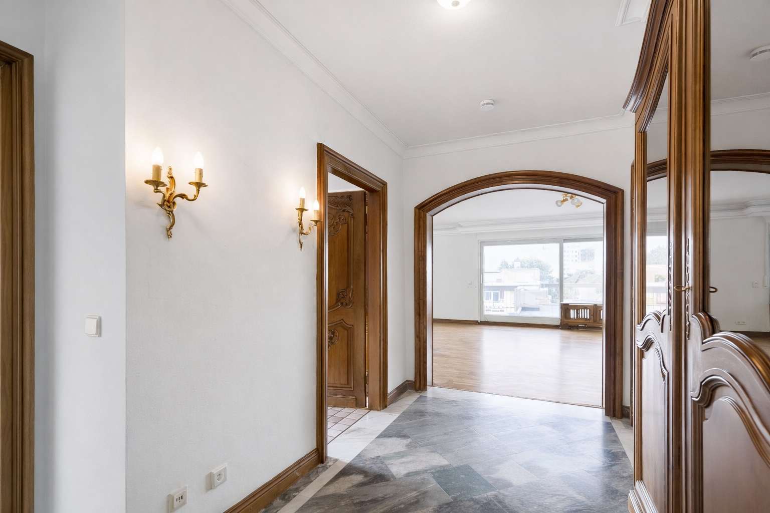 Lichtdurchflutetes Zuhause mit Panorama-Terrassen Lichtdurchflutetes Zuhause mit Panorama-Terrassen