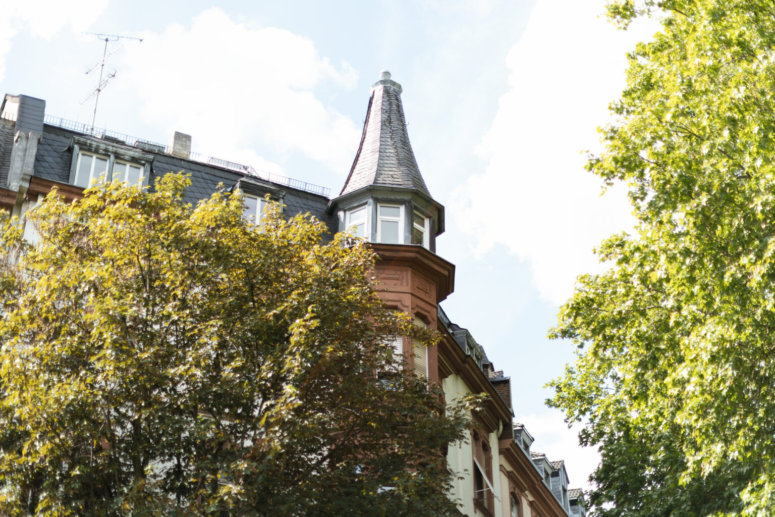 Hohe Decken, kleine WEG, neue Heizung - schöne Dachgeschosswohnung in Seckbach