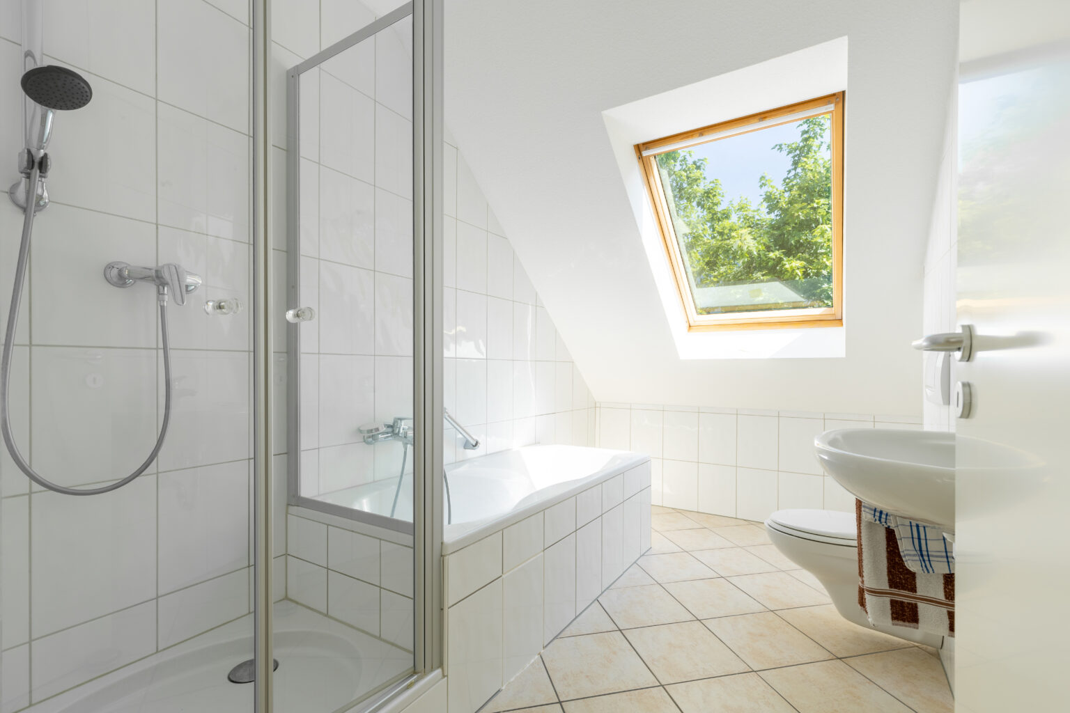 Hohe Decken, kleine WEG, neue Heizung - schöne Dachgeschosswohnung in Seckbach Hohe Decken, kleine WEG, neue Heizung - schöne Dachgeschosswohnung in Seckbach