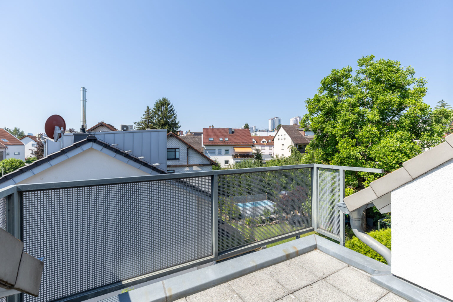 Hohe Decken, kleine WEG, neue Heizung - schöne Dachgeschosswohnung in Seckbach