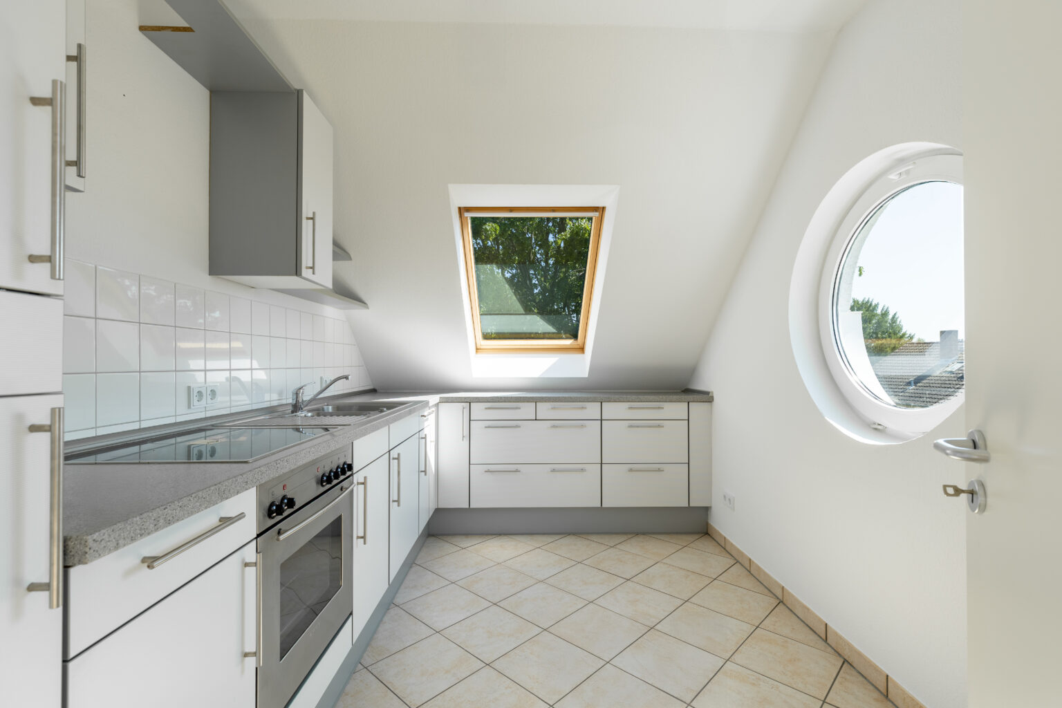 Hohe Decken, kleine WEG, neue Heizung - schöne Dachgeschosswohnung in Seckbach Hohe Decken, kleine WEG, neue Heizung - schöne Dachgeschosswohnung in Seckbach