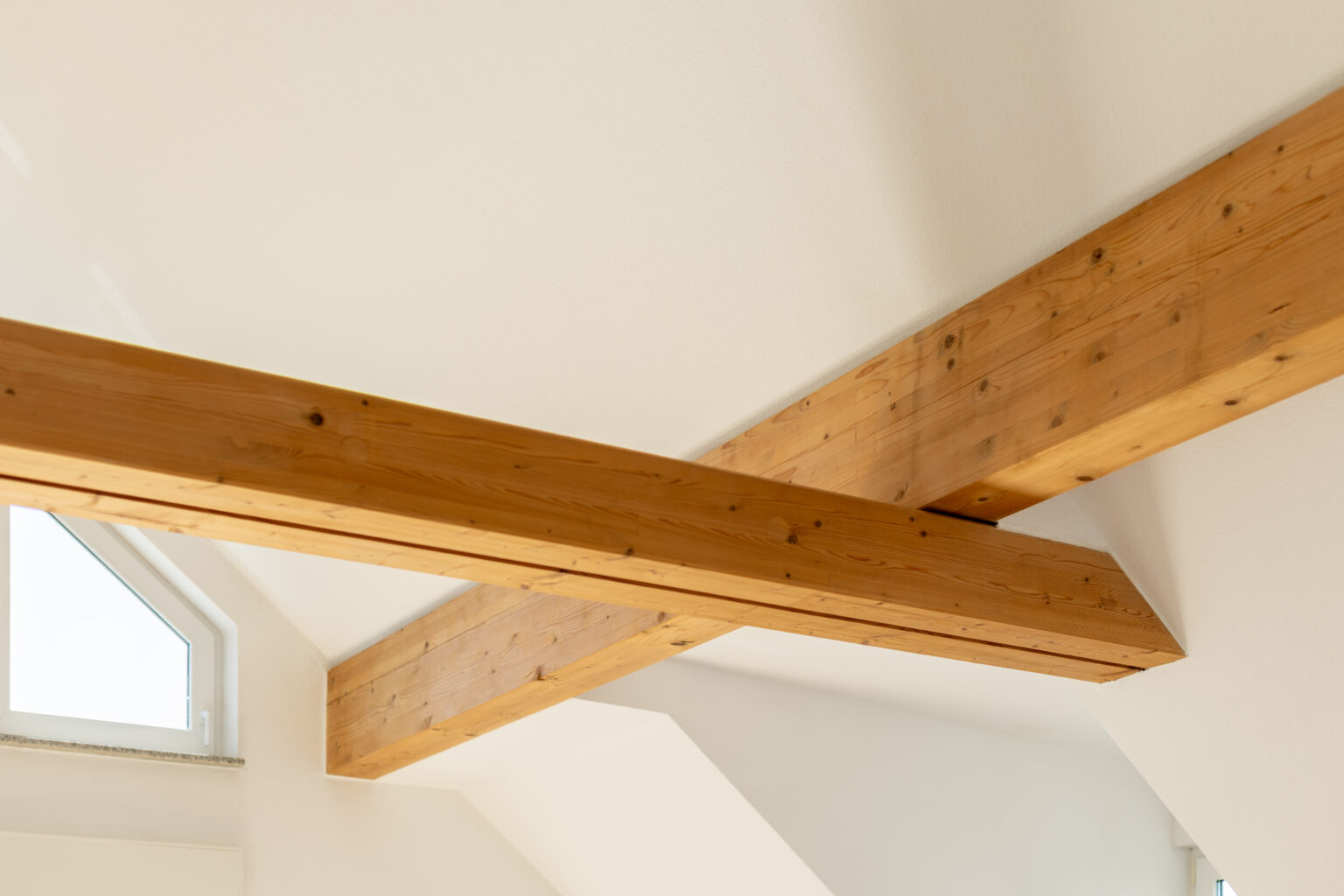 Hohe Decken, kleine WEG, neue Heizung - schöne Dachgeschosswohnung in Seckbach
