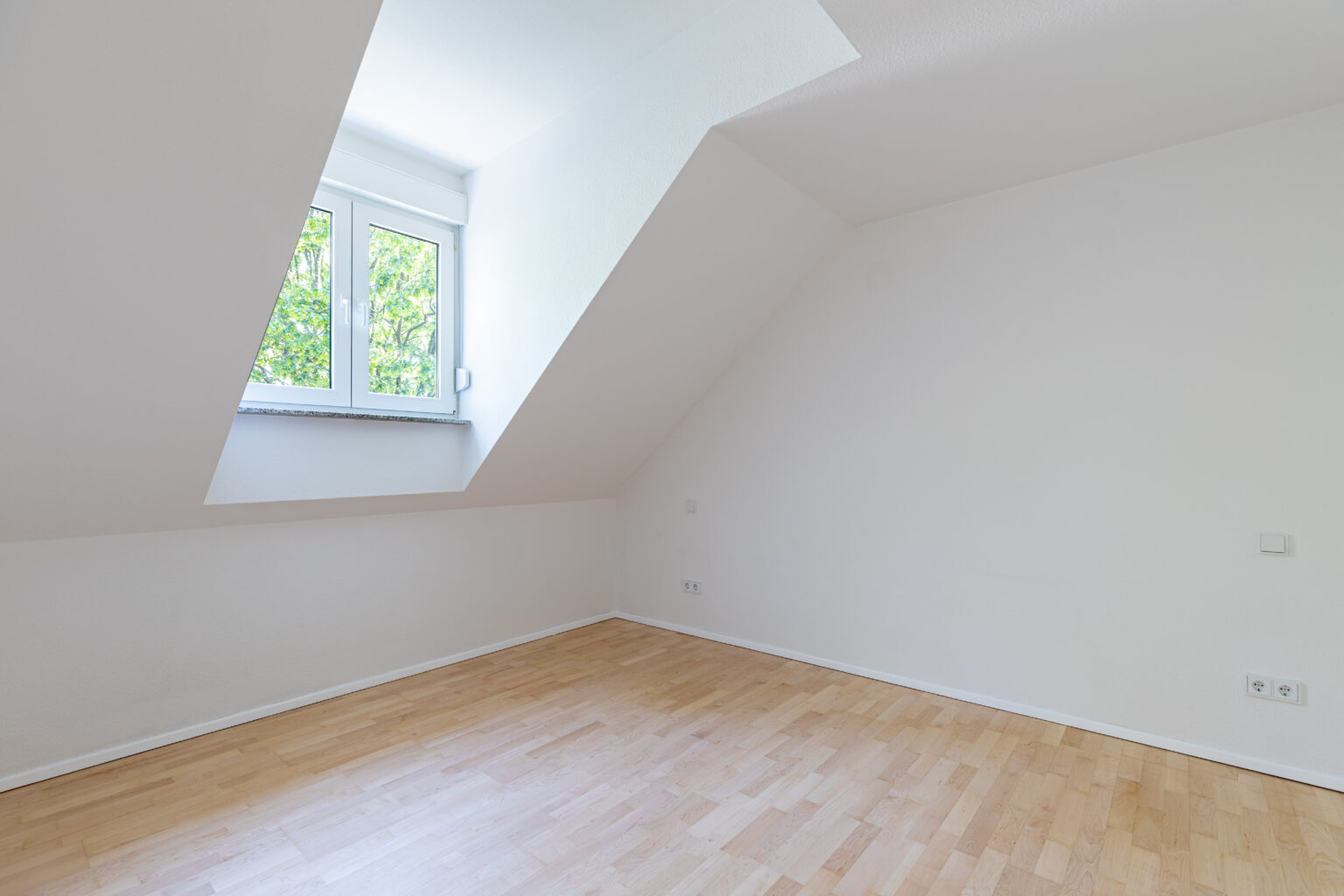 Hohe Decken, kleine WEG, neue Heizung - schöne Dachgeschosswohnung in Seckbach Hohe Decken, kleine WEG, neue Heizung - schöne Dachgeschosswohnung in Seckbach