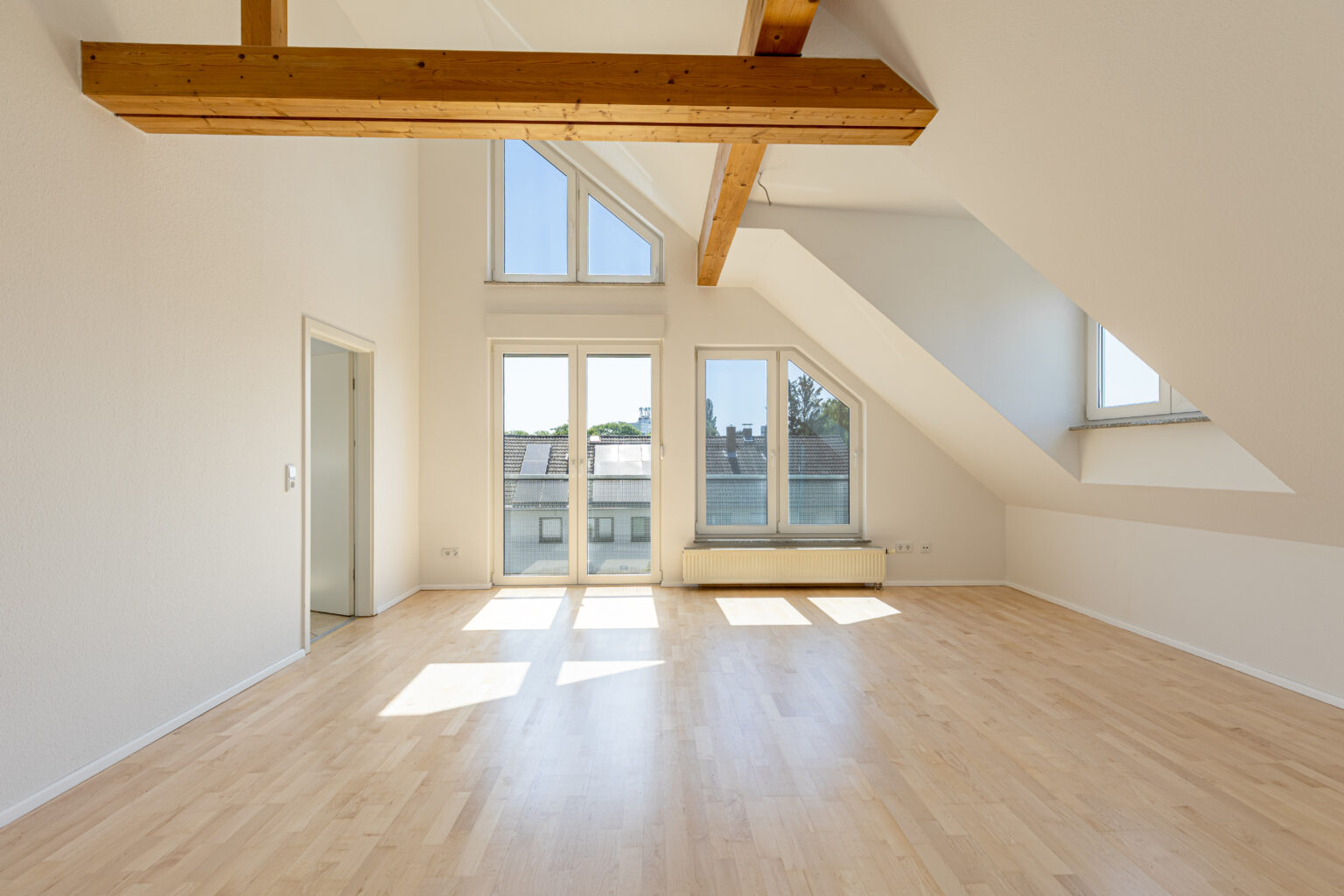 Hohe Decken, kleine WEG, neue Heizung - schöne Dachgeschosswohnung in Seckbach