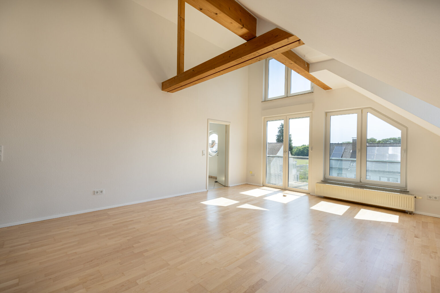 Hohe Decken, kleine WEG, neue Heizung - schöne Dachgeschosswohnung in Seckbach